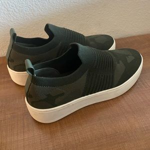 Steve Madden size 7 Camo slide on sneakers